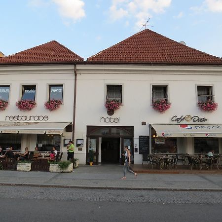 Hotel Cesky Dvur Beroun  Buitenkant foto