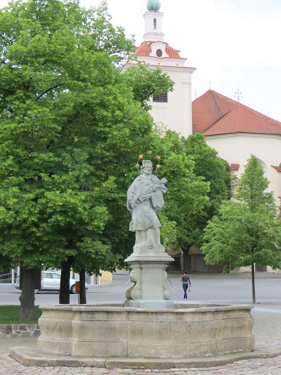 Hotel Cesky Dvur Beroun  Buitenkant foto