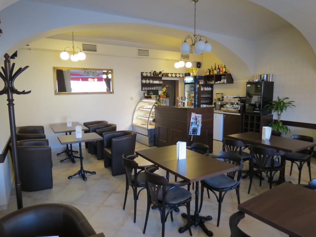 Hotel Cesky Dvur Beroun  Buitenkant foto