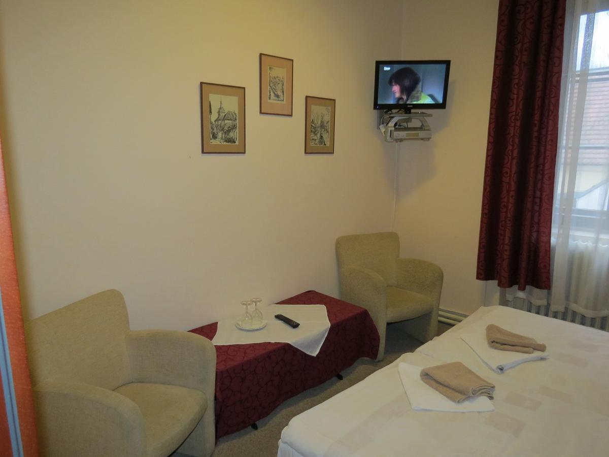 Hotel Cesky Dvur Beroun  Buitenkant foto